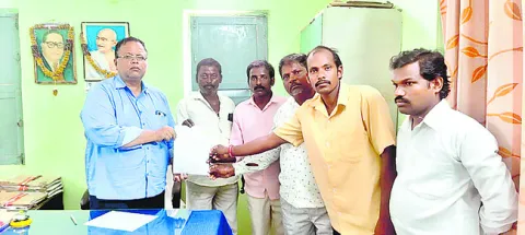 రోడ్డు పనులు అడ్డుకుంటున్న వ్యక్తిపై ఫిర్యాదు 