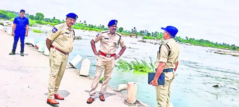 ప్రాజెక్టుల వద్ద అప్రమత్తంగా ఉండాలి