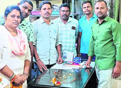 6 తులాల బంగారు ఆభరణాల అప్పగింత