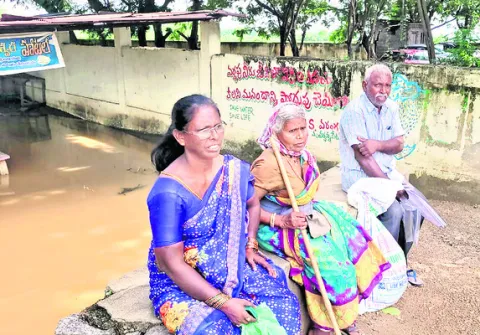 మ్యుటేషన్‌ చేయడం లేదని నిరసన