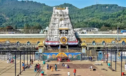 Huge Devotees Rush In Tirumala Temple