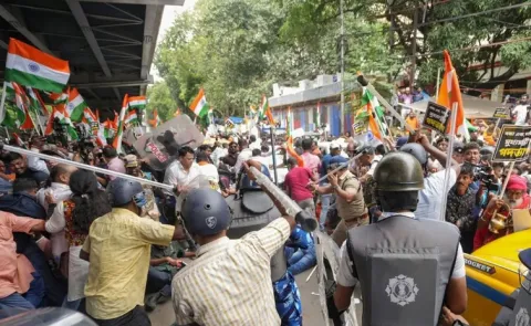 Police lathicharge protesters to halt march In West Bengal8