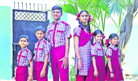 ఒక్క జత యూనిఫాంతోనే బడికి 