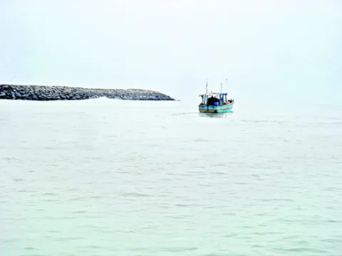 అల్లంత దూరాన.. ఆశల వారధి 
