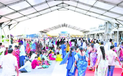యాదగిరీశుడి సన్నిధిలో భక్తుల కోలాహలం