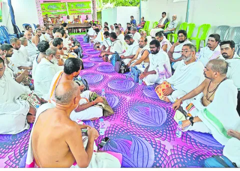 వేదాలతో లోకం సుభిక్షం