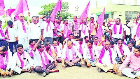 రైతులను రోడ్డు మీదేసిన కాంగ్రెస్‌