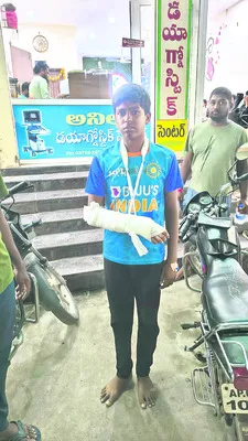 ఆటోట్రాలీ బోల్తా.. ఇద్దరికి తీవ్రగాయాలు