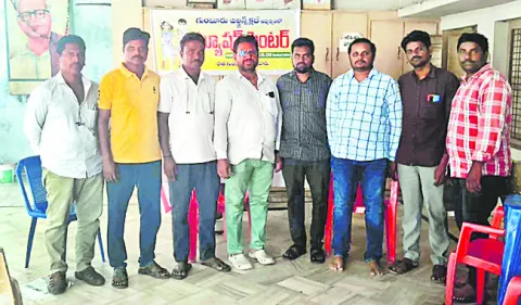 104 వాహన సిబ్బంది సమస్యలు పరిష్కరించాలి 