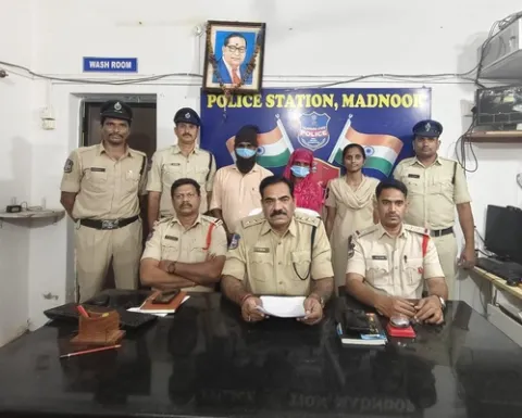 వివాహేతర సంబంధానికి అడ్డువస్తున్నాడనే హత్య 