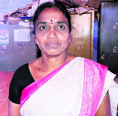 మోటారు సైకిల్‌ను ఢీకొట్టిన కారు 