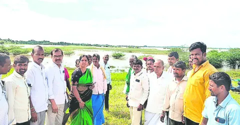 నష్టపోయిన రైతులను ఆదుకోండి