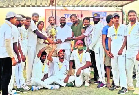 సీజన్స్‌ ట్రోఫీ సాధించిన సీటీఎం క్రాస్‌రోడ్స్‌ టీం