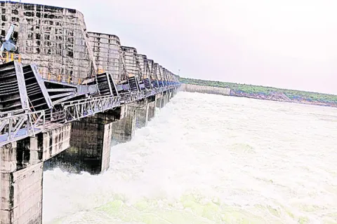 పులిచింతలకు 2,32,037 క్యూసెక్కులు విడుదల 
