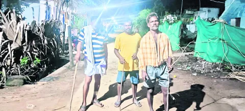 కుక్కలతో భయాందోళనలో ప్రజలు
