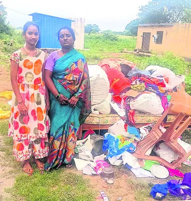 భార్య, కూతురును ఇంటి నుంచి గెంటేసిన భర్త