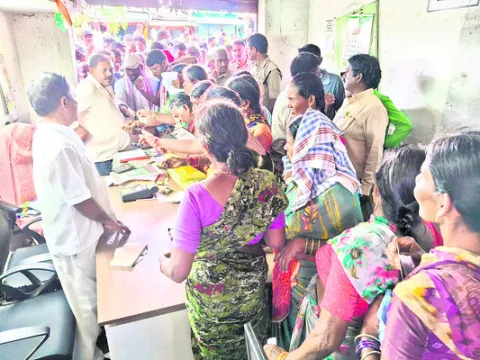 యూరియా కోసం రైతుల ఆరాటం