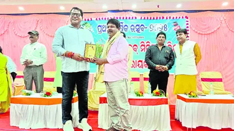 సమస్యలను ప్రభుత్వం దృష్టికి తీసుకువెళ్లాలి