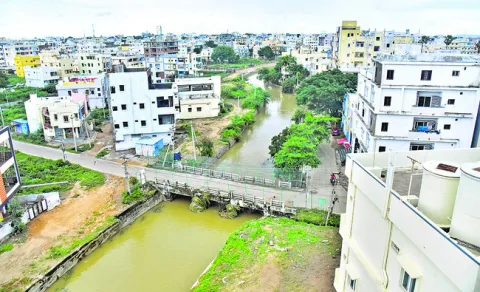 అధికారుల్లో కదలిక