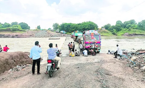 ఉప్పొంగిన వాగు..  నిలిచిన రాకపోకలు