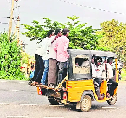 బస్సుల రద్దుతో ఇక్కట్లు 