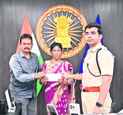 విశ్రాంత హోంగార్డుకు రూ.4.04 లక్షల చెక్కు 