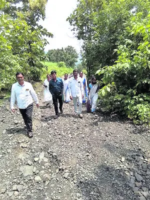 కాలినడకన వెళ్లి.. సూచనలు చేసి