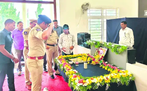 కాళోజీ జీవితం ఆదర్శం