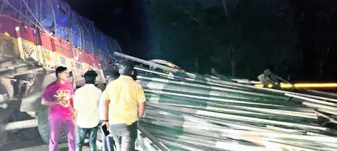 ఎదురెదురుగా లారీలు ఢీ 