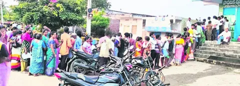 తిండీ తిప్పలు మాని పడిగాపులు