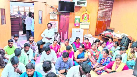 కలెక్టర్‌కు వ్యతిరేకంగా వీఏఓల నిరసన 