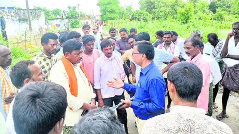 యూరియా కోసం అన్నదాతల అరిగోస