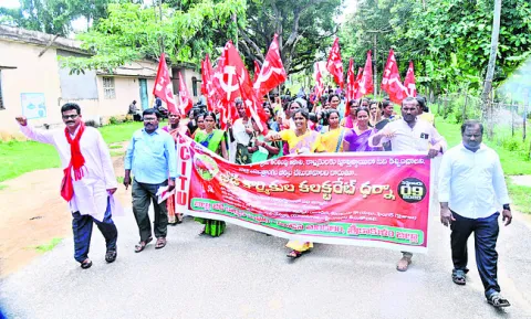 కదం తొక్కిన జీడి కార్మికులు