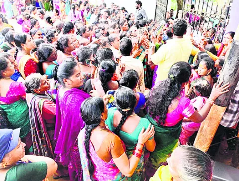 తాయిలాల కోసం తోపులాట 