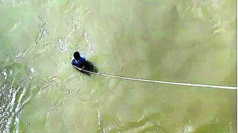 నదిలో దూకిన బాలుడు 