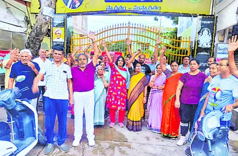 ఎన్టీఆర్‌ స్టేడియంలో వాకర్స్‌ నిరసన 