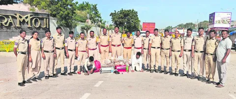ప్రయాణికుల ముసుగులో గంజాయి రవాణా 