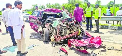 బైకును ఢీకొట్టిన కంటైనర్‌