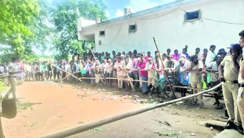 రైతులు 600 మంది.. బస్తాలు 400
