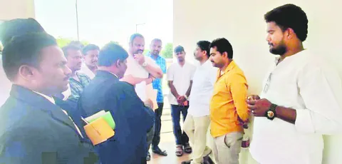 అక్రమ కేసుల వెనుక మంత్రి డోలా 