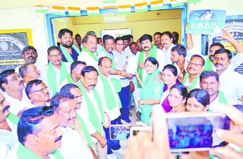 బాబు పాలనలో రైతుల అగచాట్లు..