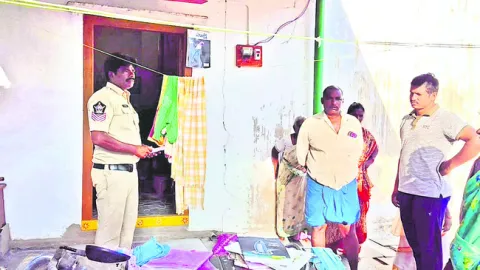 40 గ్రాముల బంగారం, నగదు చోరీ 
