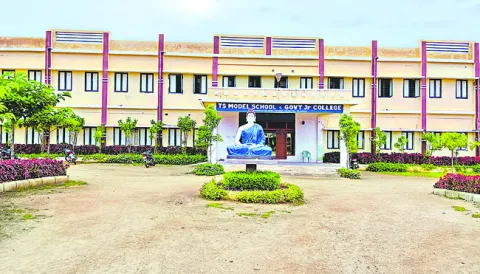 ఇదేమి ఆదర్శం! 