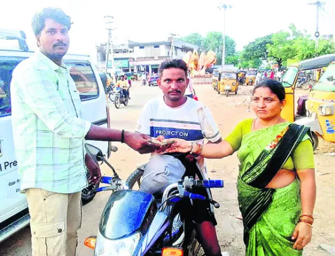 స్కూల్‌వ్యాన్‌ డ్రైవర్‌ నిజాయితీ 