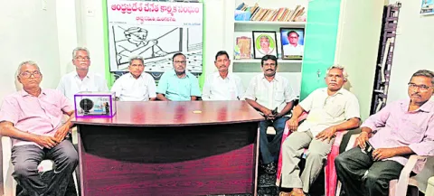 జౌళి శాఖ నుంచి చేనేతను వేరు చేసి రక్షించాలి 
