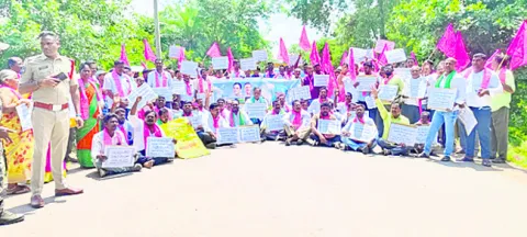 యూరియా కొరతపై బీఆర్‌ఎస్‌ నిరసన