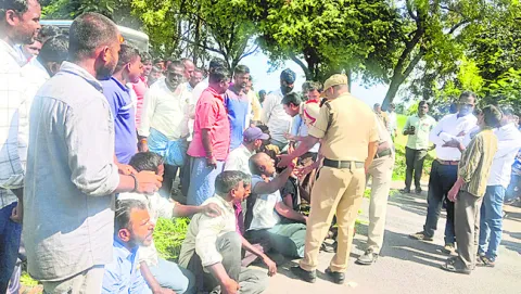 రోడ్డెక్కిన రైతన్న