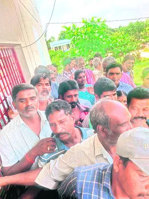 పలుకుబడి ఉన్నోళ్లకే యూరియా 