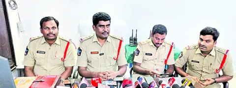 ముగ్గురు దారి దోపిడీ దొంగల అరెస్టు