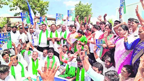 భారీ ర్యాలీ  
